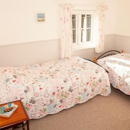 The Cottage Cross in Hand Extérieur photo