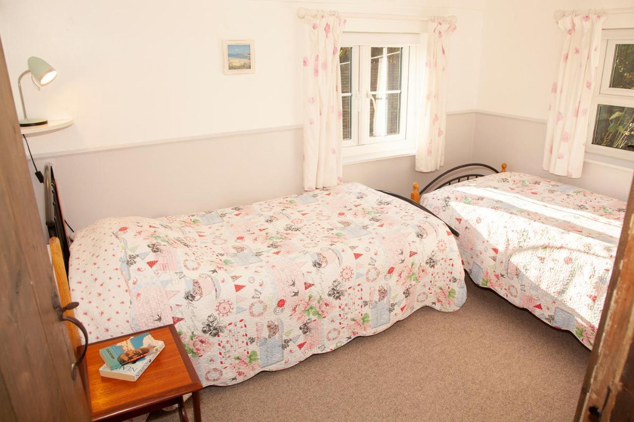 The Cottage Cross in Hand Extérieur photo